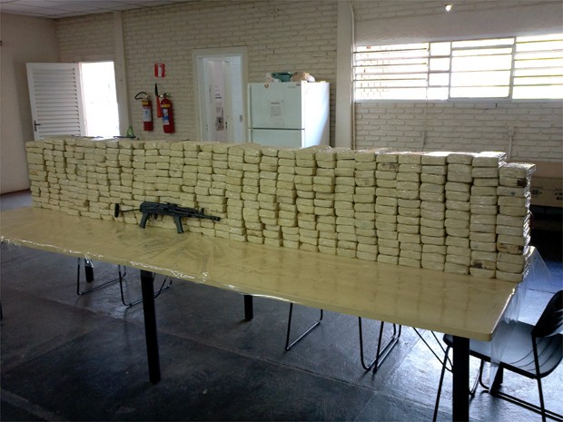 Polícia apreendeu cocaína, fuzil e munições na Rodovia Anhanguera, em Ribeirão Preto (Foto: Divulgação/ Polícia Federal)