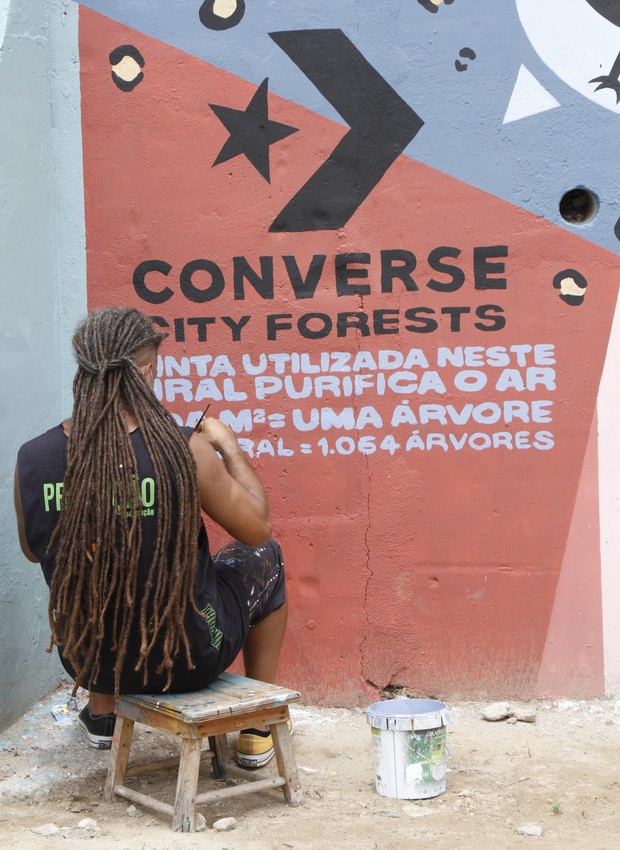 O artista André Kajaman utilizou tintas fotocatalíticas, que ajudam a purificar o ar, no mural da comunidade carioca (Foto: Tio Verde / Divulgação)
