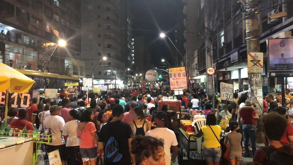 À noite, marcha dos manifestantes contra a reforma da Previdência fechou a avenida Conde da Boa Vista, no centro do Recife — Foto: Pedro Alves/G1