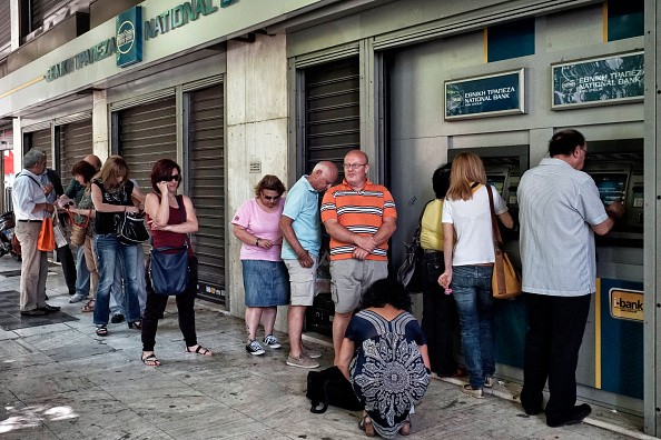 Fila para sacar dinheiro na Grécia (Foto: Getty Images)