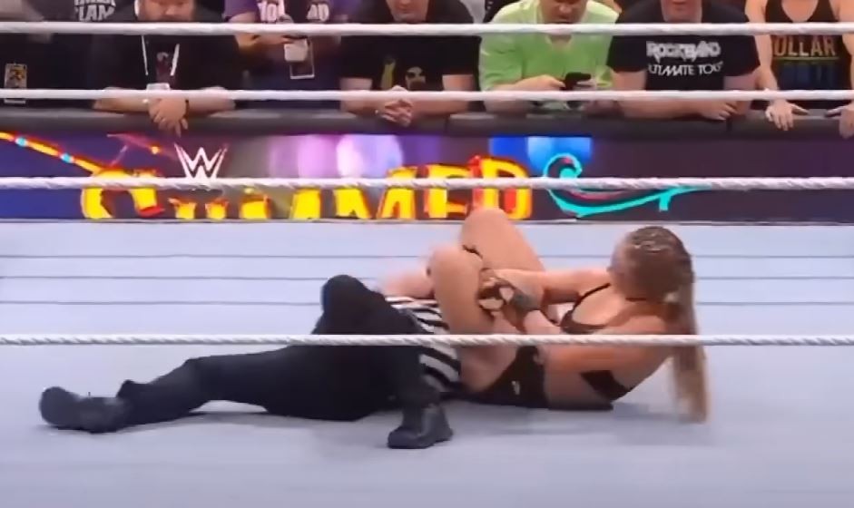 Ronda Rousey atacou o árbitro Dan Engler na final do SummerSlam (Foto: reprodução)