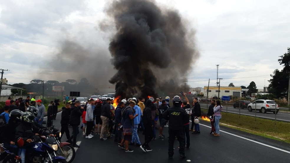 Grupo queimou pneus e fechou um dos sentidos da BR-277, no dia 21 de abril, em protesto contra a morte de Leandro — Foto: Divulgação/PRF