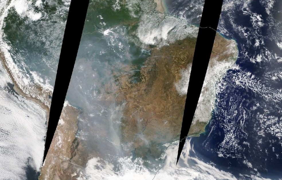 Imagem de satélite mostra fumaça estendendo-se do Centro-Oeste do Brasil até o Sudeste. Fumaça de queimadas contribuiu para elevar a camada de poluição sobre São Paulo, de acordo com cientistas do Ipen — Foto: Ipen