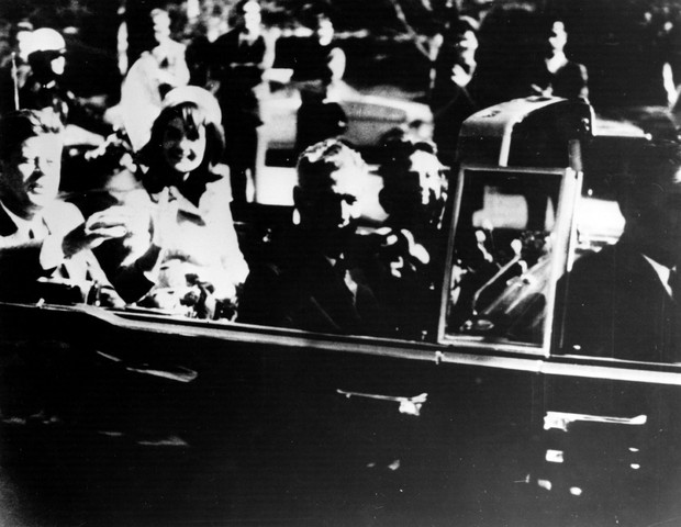  John Fitzgerald Kennedy e Jacqueline Kennedy no fatídico passeio de carro por Dallas (Foto: Getty Images)
