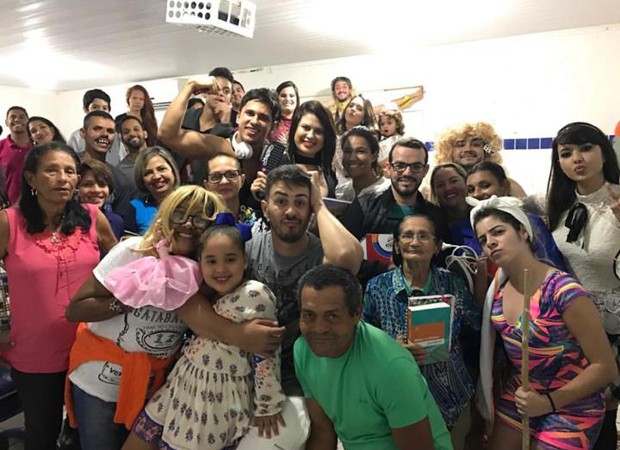 Carlinhos Maia com os integrantes de sua vila  (Foto: Reprodução/Instagram)