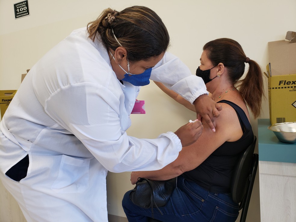 Profissionais da educação recebem vacina contra a Covid-19 em Presidente Prudente — Foto: Iury Greghi/Secom