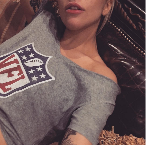 A cantora Lady Gaga no intervalo dos ensaios para o Super Bowl (Foto: Instagram)