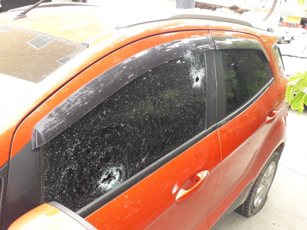 Marcas dos tiros no carro em que estava o PM assassinado — Foto: Felipe Basilio/Inter TV