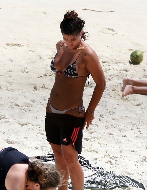 Giulia Costa na praia (Foto: AgNews)