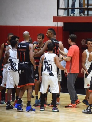 Flamengo x Vasco - 1º jogo da final do Estadual do Rio basquete - confusão (Foto: André Durão)