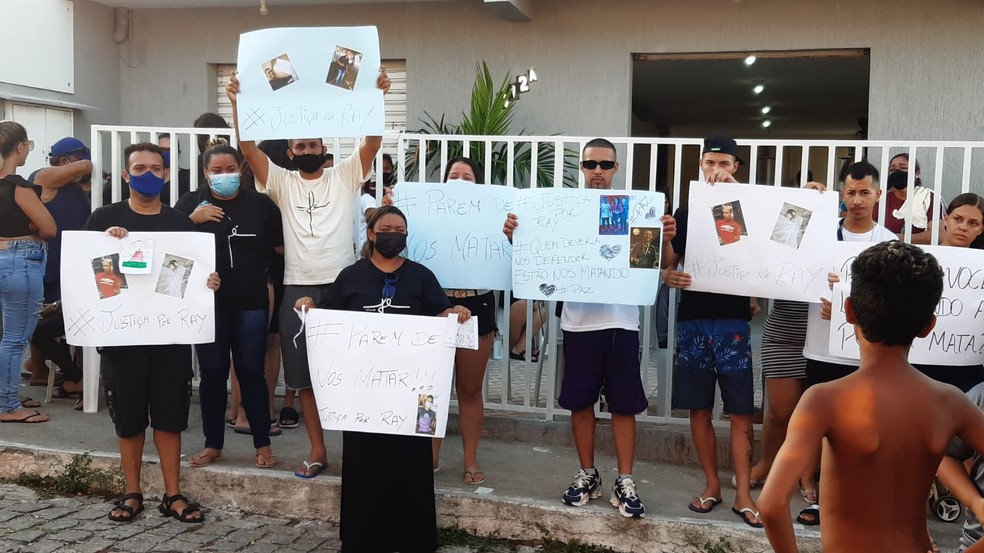 Fam&iacute;lia e amigos protestaram contra a morte de Ray na Vila de Ponta Negra, em Natal RN &mdash; Foto: S&eacute;rgio Henrique Santos/Inter TV Cabugi