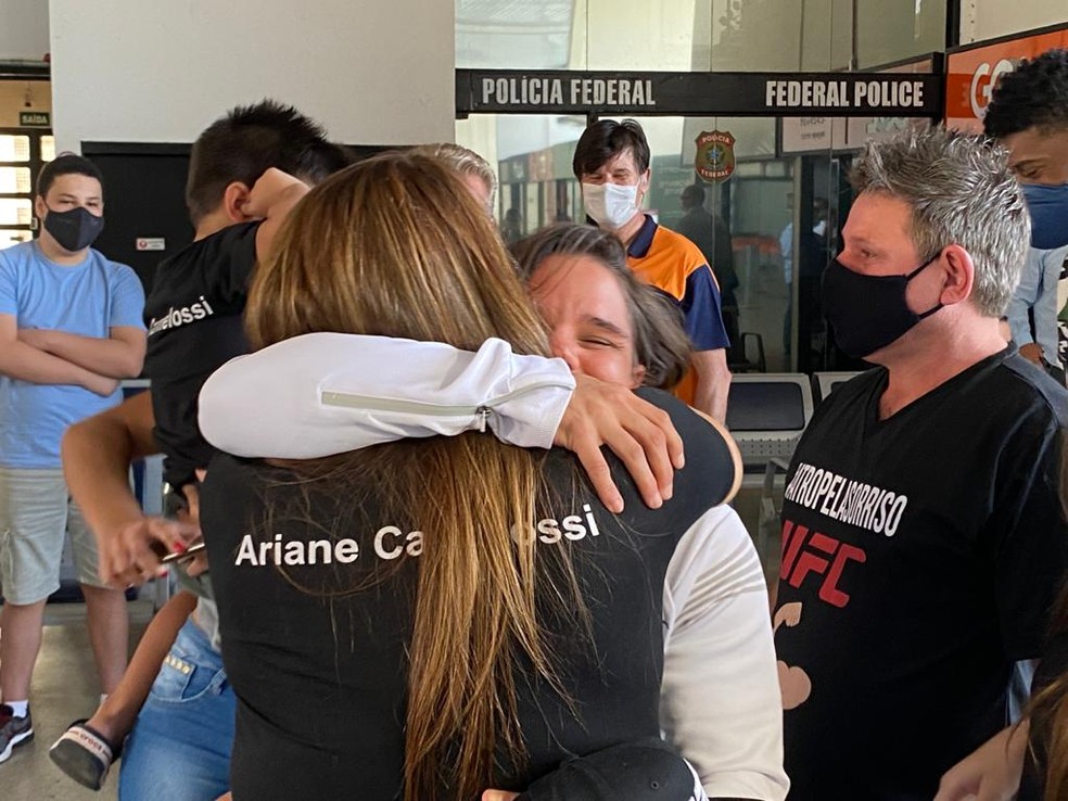 Nos braços da mãe, competidora comemora "missão cumprida" — Foto: Bill Paschoalotto / TV Fronteira