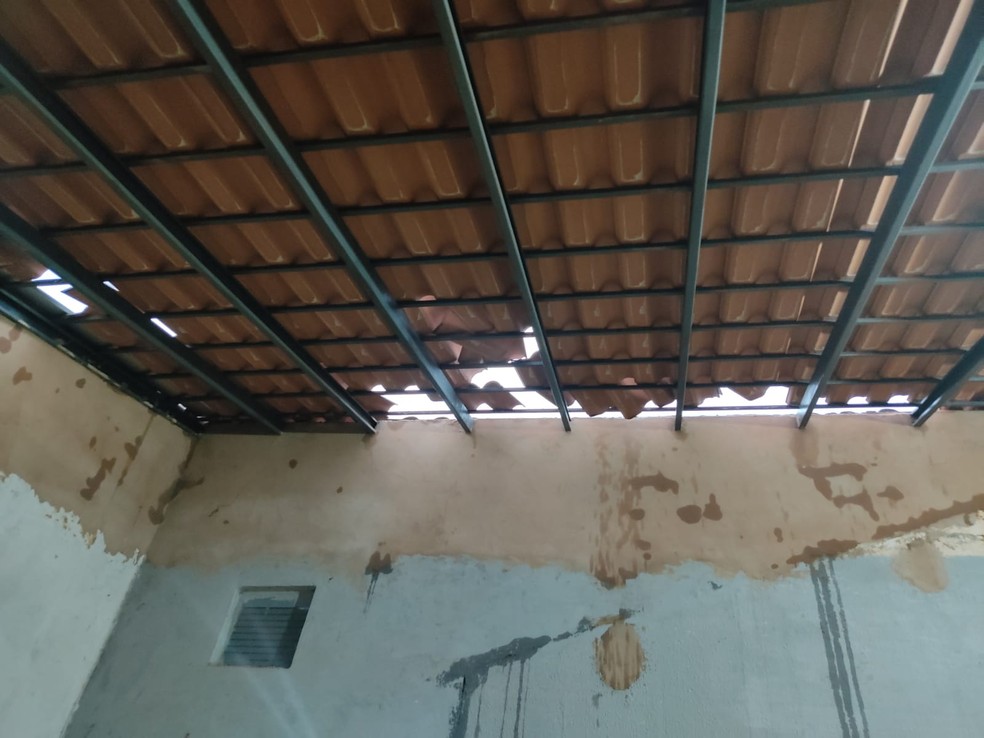 Casa destelhada na Vila Fernanda. — Foto: Telespectadores TV Morena