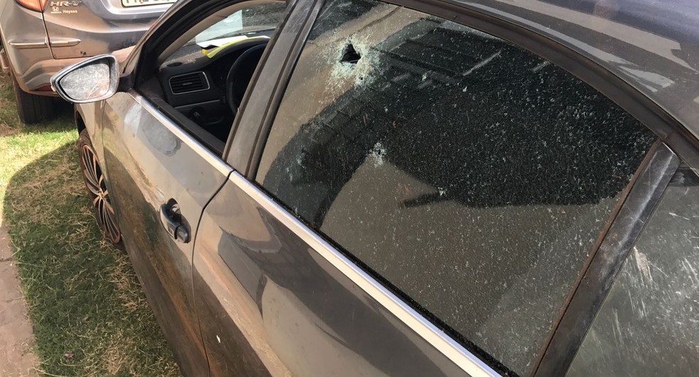 Carro ficou com várias marcas de tiros (Foto: Fernanda Sampaio / TV TEM )