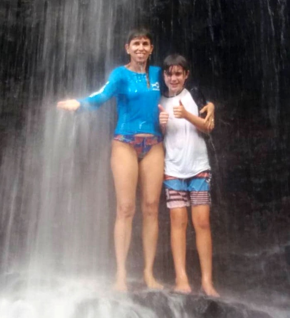 Catarina e Tomáz Sarinho aproveitam a cachoeira  — Foto: Bernardo Sarinho/Acervo Pessoal 