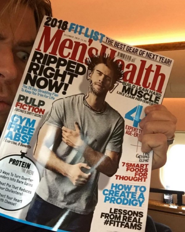 Depois Chris Hemsworth revidou com uma arte na capa de uma revista protagonizada por Liam (Foto: Instagram)