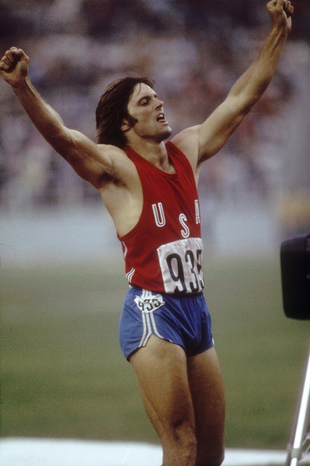 Paixão de Caitlyn Jenner por esportes é antiga: aqui, clique icônico de quando ganhou medalha de ouro em prova de atletismo nas Olimpíadas de 1976   (Foto: Getty Images)