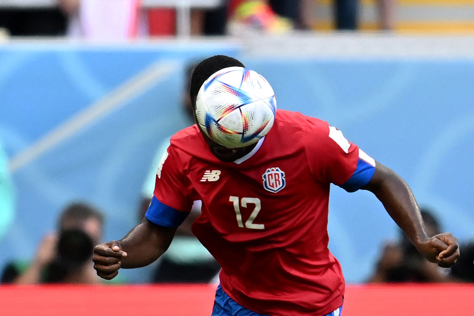 Atacante da Costa Rica Joel Campbell domina bola de cabeça — Foto: RAUL ARBOLEDA/AFP