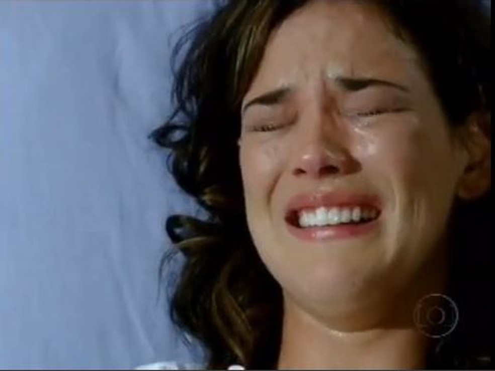 Patrícia (Adriana Birolli) chora perda do bebê em 'Fina Estampa' — Foto: Globo