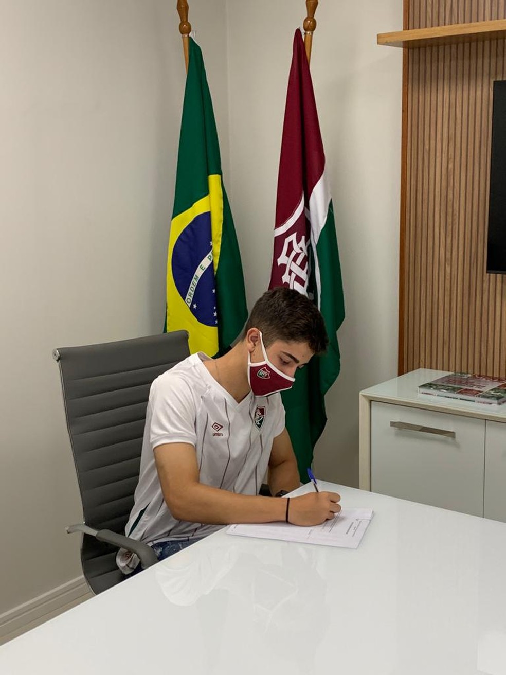 Pedro Rocha renova contrato com o Fluminense — Foto: Divulgação
