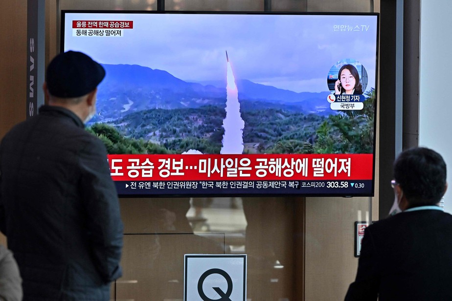 Tela de TV em Seul mostra imagens de um míssil disparado pela Coreia do Norte em águas próximas da fronteira marítima