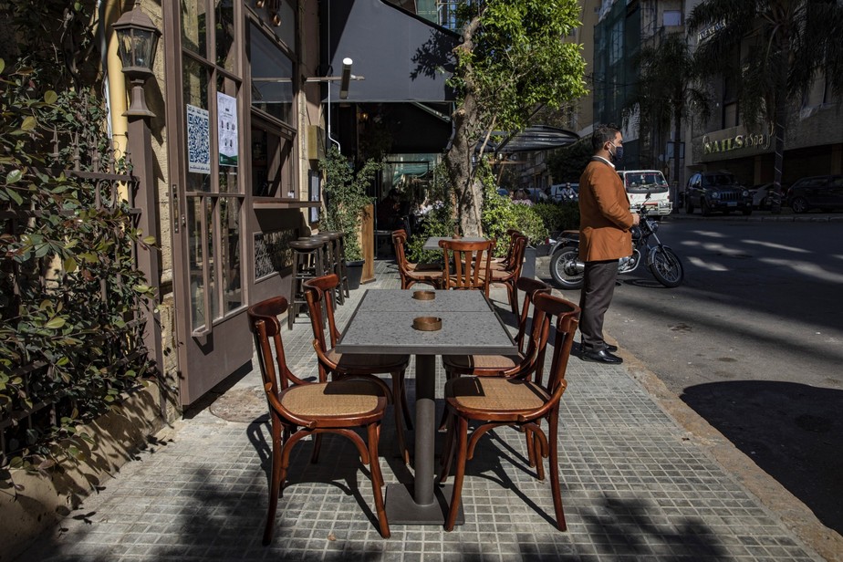 Funcionário aguarda por clientes em um restaurante vazio em Beirute, no Líbano