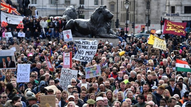 Multidão ocupa Trafalgar Square em Londres (Foto: EPA viz BBC)