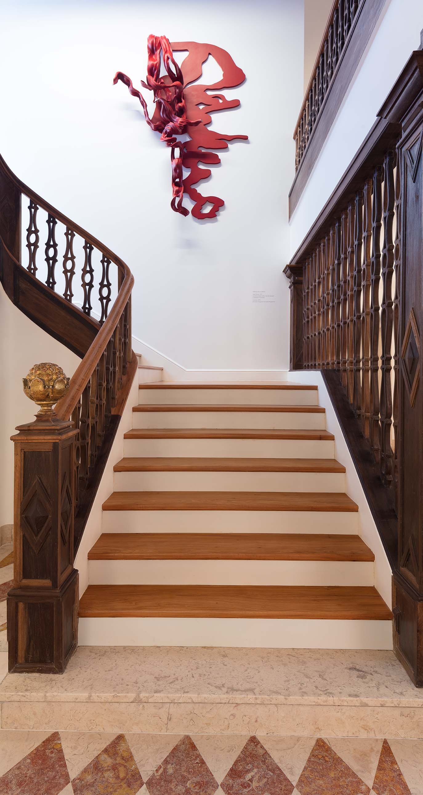 Obra de Franz Krajcberg adorna uma das escadas da casa (Foto: Jaime Acioli)