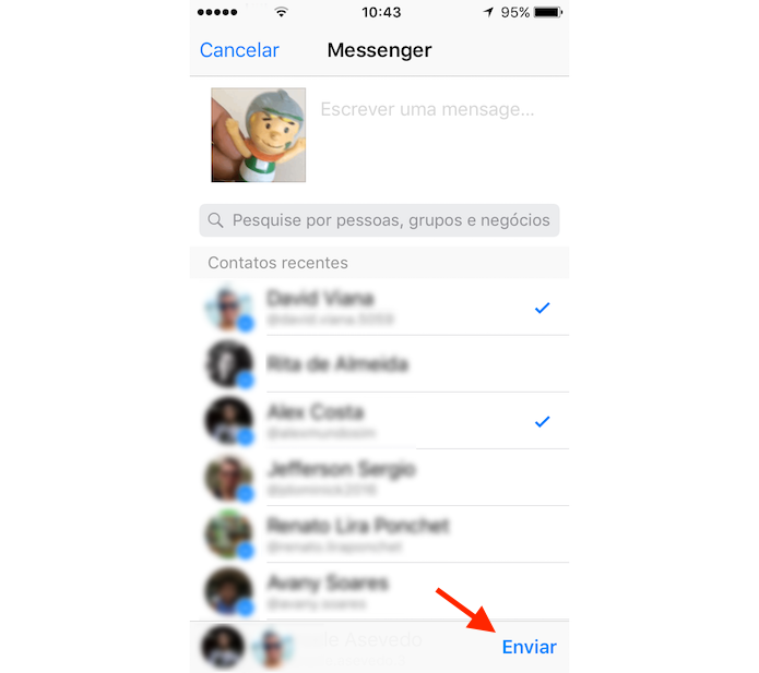 Opção para enviar para contatos do Messenger uma GIF criada pelo WhatsApp para iPhone (Foto: Reprodução/Marvin Costa)