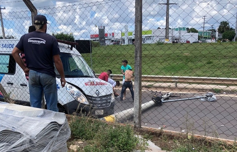Homem é detido após furtar ambulância e derrubar poste com o veículo em Avaré — Foto: João Azevedo/Arquivo pessoal