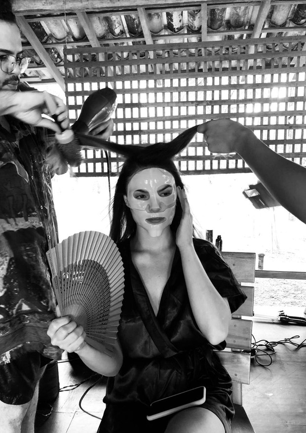 Isis Valverde no backstage do ensaio de capa da edição de janeiro de 2020 da Vogue Brasil (Foto: Paulo Pimenta)