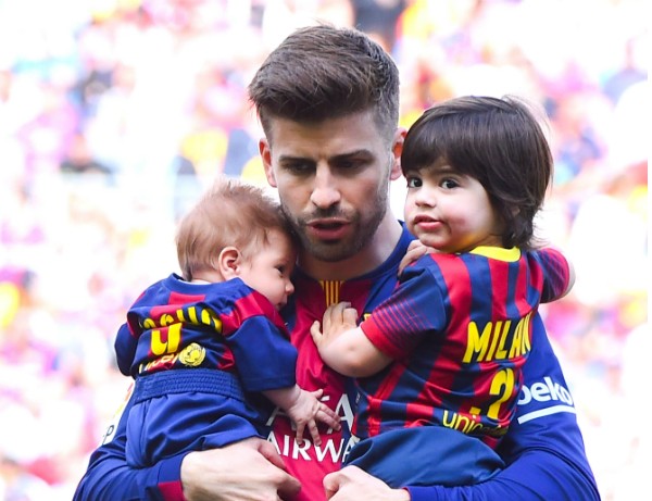 Gerard Piqué com os filhos Milan e Sasha (Foto: David Ramos / Getty Images)