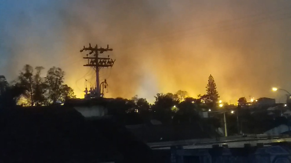 Incêndio no bairro Barão Ataliba Nogueira, em Sumaré — Foto: Vitória Ambrosini Hojas