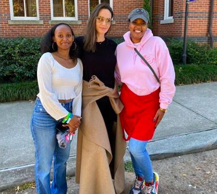 Angelina Jolie com a filha Zahara em passeio pela universidade da jovem de 17 anos na cidade de Atlanta