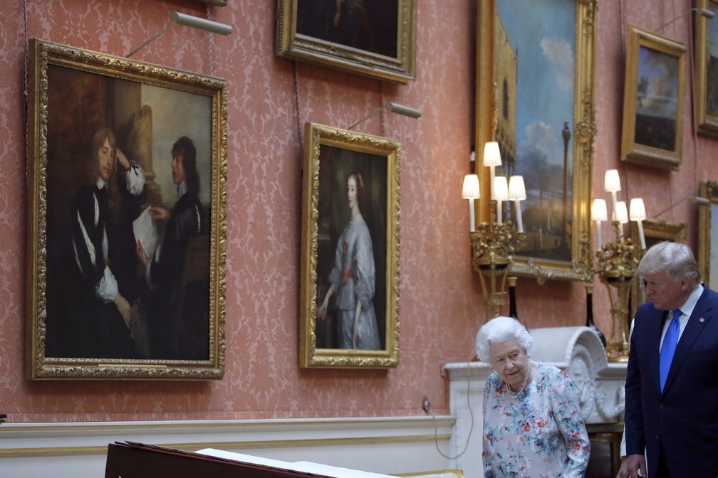 O presidente americano, Donald Trump, e a rainha Elizabeth no Palácio de Buckingham nesta segunda-feira (3). — Foto: Alex Brandon/AP