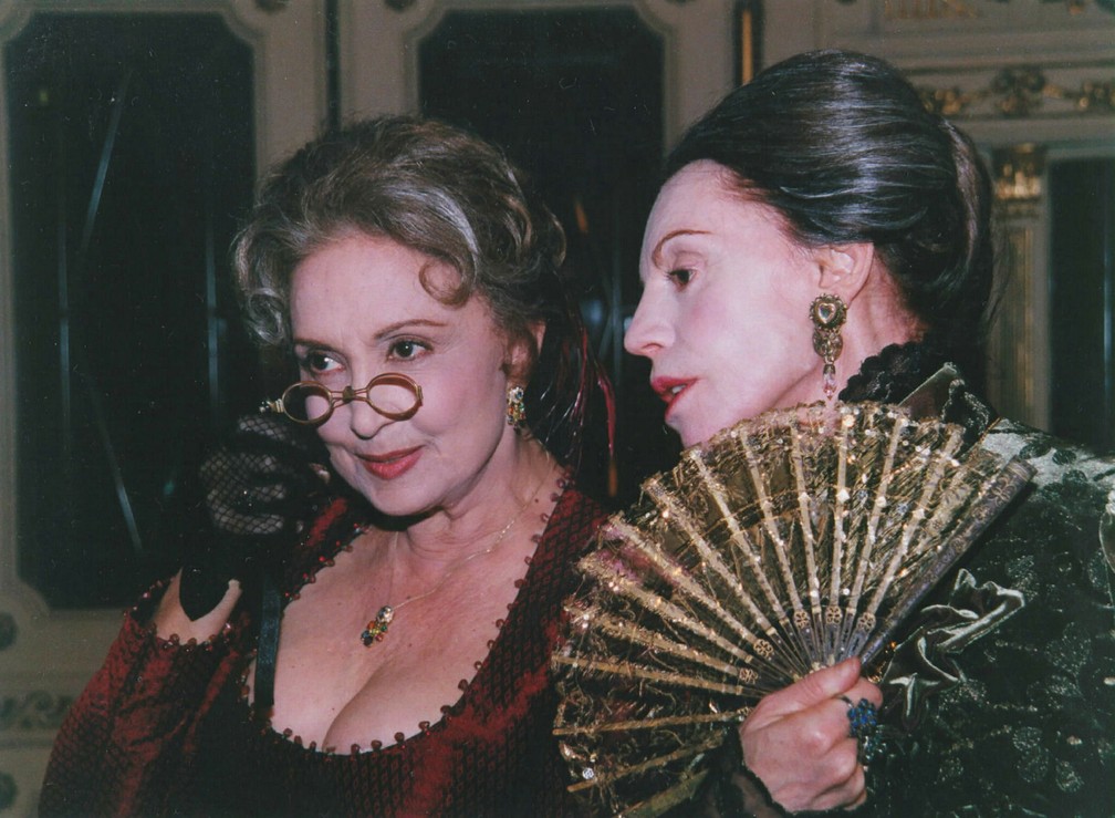 Eva Wilma e Ariclê Perez em 'Os Maias',  de 2001 — Foto: Acervo Grupo Globo