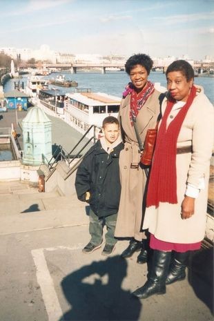 Anne com seu filho adotivo e sua mãe, no primeiro encontro, em 1995 (Foto: Reprodução/Mirror)