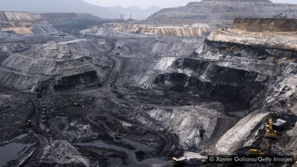 Mina de carvão a céu aberto encontra o horizonte perto de Mahagama, no estado indiano de Jharkhand — Foto: Getty Images via BBC
