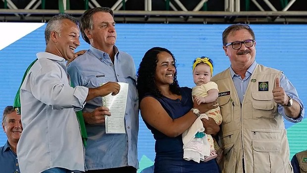 À esq., o ex-membro do MST Elivaldo da Silva Costa participa de evento com Jair Bolsonaro e secretário de Assuntos Fundiários, Nabhan Garcia (Foto: INCRA/DIVULGAÇÃO via BBC)