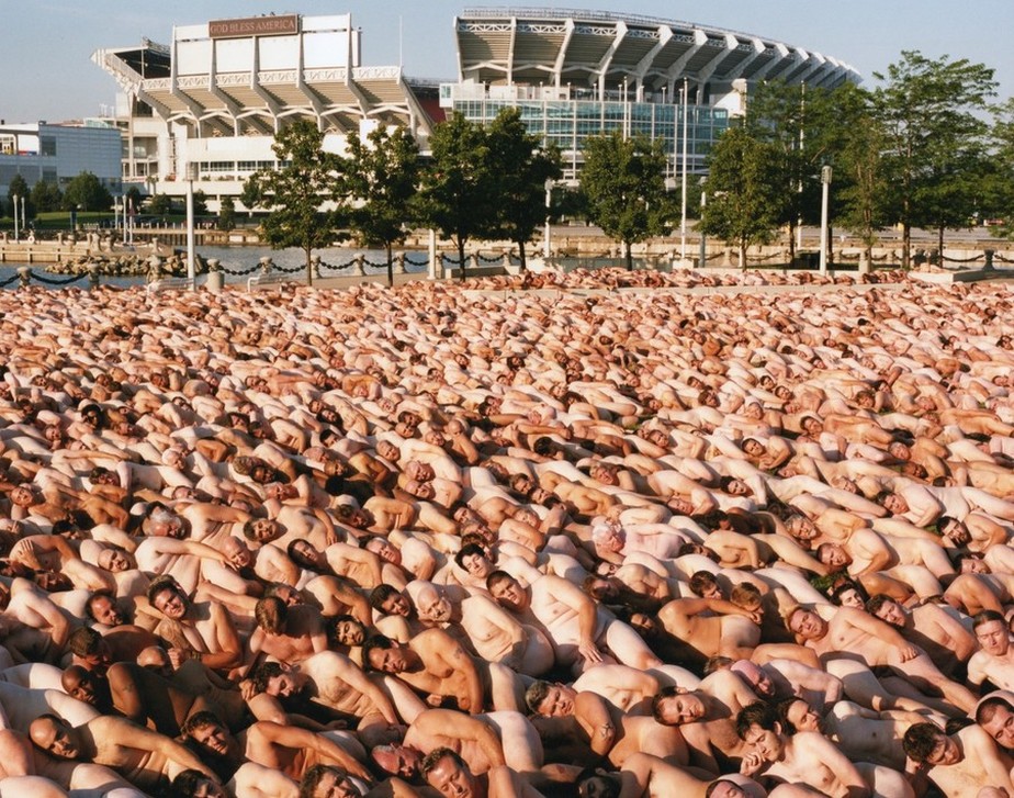 Spencer Tunick, de 69 anos, é um fotógrafo dos Estados Unidos conhecido por fotografar grandes aglomerações de pessoas em corpo nu