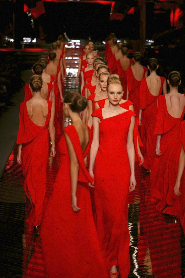 Valentino faz 90 anos! Veja uma celebração de seus melhores momentos 'em  vermelho' nas passarelas - Vogue