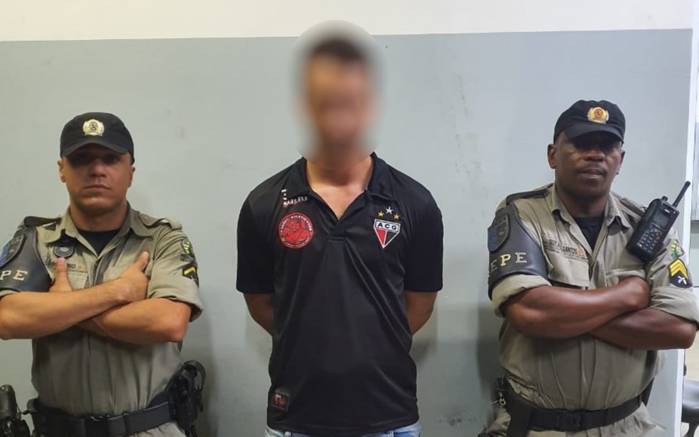 Torcedor do Atlético-GO é preso suspeito de injúria racial contra jogador do Paraná durante partida em Goiânia  — Foto: PM/Divulgação