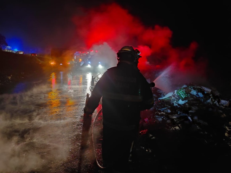 Fogo consumiu carreta que capotou em curva na saída da cidade de Itamaraju — Foto: Corpo de Bombeiros/ Divulgação