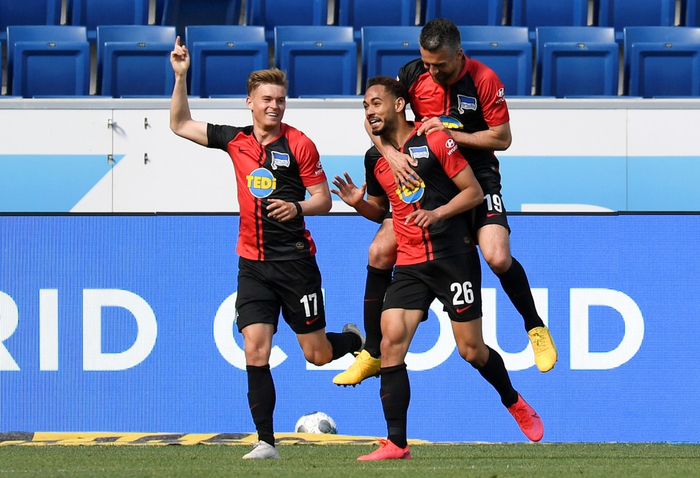 Matheus Cunha &eacute; abra&ccedil;ado por Ibisevic na comemora&ccedil;&atilde;o do terceiro gol do Hertha Berlin sobre o Hoffenheim &mdash; Foto: Reuters