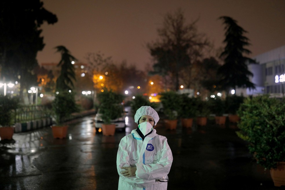 Enfermeira é fotografada do lado de fora de um hospital no Teerã em 16 de dezembro de 2020 em meio a pandemia de coronavírus no país — Foto: Majid Asgaripour/WANA/Reuters
