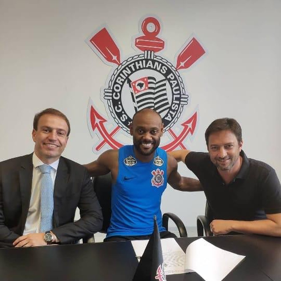 Vagner Love com o advogado Diogo Silva e com Duílio Monteiro Alves — Foto: Arquivo pessoal