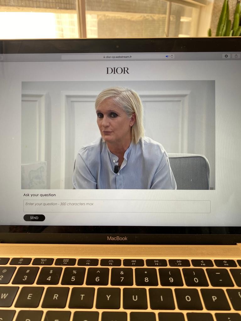Maria Grazia Chiuri participa de coletiva de imprensa online para falar sobre Cruise 2021 e planos da Dior (Foto: Marie Claire)