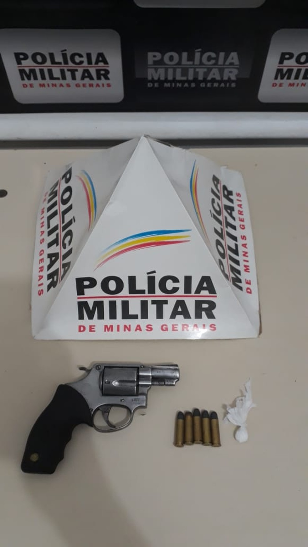 Arma de fogo calibre 38 foi apreendida com um jovem durante uma festa em Unaí — Foto: Polícia Militar/Divulgação