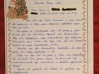 Jovem ajuda idosos de asilos do DF a escrever cartas com pedidos de Natal