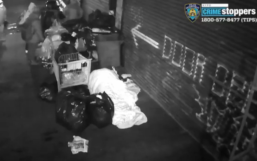 Imagem retirada de vídeo mostra grupo agredindo moradores de rua em Nova York — Foto: Reprodução/Twitter/Crime Stoppers